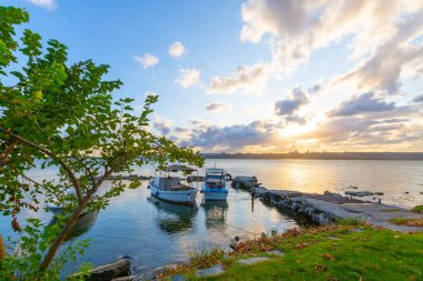 Kucukcekmece Gölü 'ndeki Kanarya kıyısından görüntü. Kucukcekmece Gölü, İstanbul ilinin Avrupa kesiminde, Türkiye 'nin kuzeybatısında yer alan bir göldür..