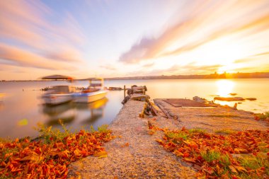 Kucukcekmece Gölü 'ndeki Kanarya kıyısından görüntü. Kucukcekmece Gölü, İstanbul ilinin Avrupa kesiminde, Türkiye 'nin kuzeybatısında yer alan bir göldür..