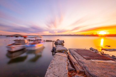 Kucukcekmece Gölü 'ndeki Kanarya kıyısından görüntü. Kucukcekmece Gölü, İstanbul ilinin Avrupa kesiminde, Türkiye 'nin kuzeybatısında yer alan bir göldür..