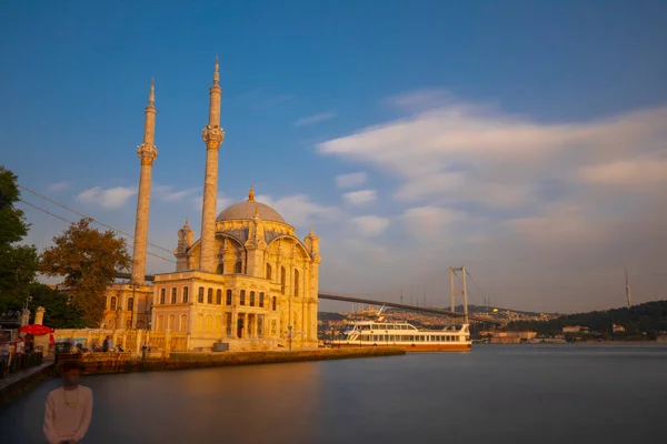 stock image Ortakoy Mosque and Bosphorus Bridge (15th July Martyrs Bridge)