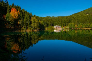 Savsat Karagol Gölü 'ndeki Sonbahar Yansımaları, Savsat Artvin, Türkiye