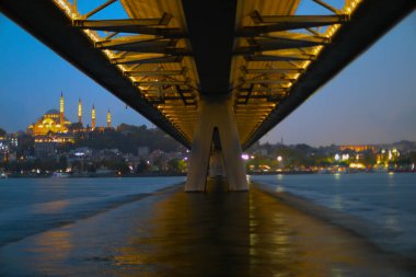 Azapkap 'ı (Beyolu) ve Unkapan' ı (Fatih) birbirine bağlayan Hali Metro Köprüsü görüntüsü)