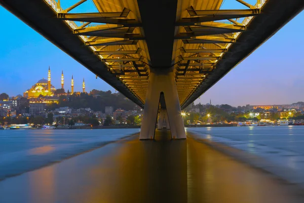 Azapkap 'ı (Beyolu) ve Unkapan' ı (Fatih) birbirine bağlayan Hali Metro Köprüsü görüntüsü)