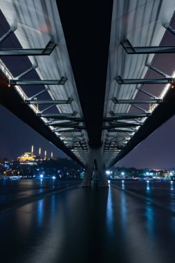 Azapkap 'ı (Beyolu) ve Unkapan' ı (Fatih) birbirine bağlayan Hali Metro Köprüsü görüntüsü)