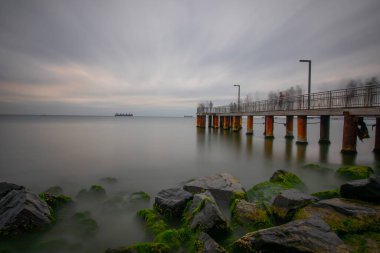 Deniz kenarındaki estetik iskele uzun pozlama tekniğiyle fotoğraflandı..