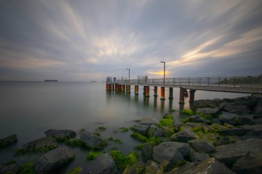 Deniz kenarındaki estetik iskele uzun pozlama tekniğiyle fotoğraflandı..