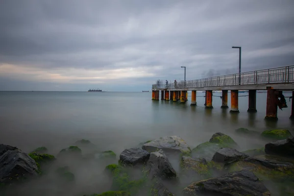 海の審美的な桟橋は 長い露出技術で撮影されました — ストック写真
