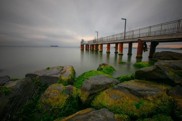 Die Ästhetische Seebrücke Meer Wurde Mit Der Langzeitbelichtungstechnik Fotografiert — Stockfoto