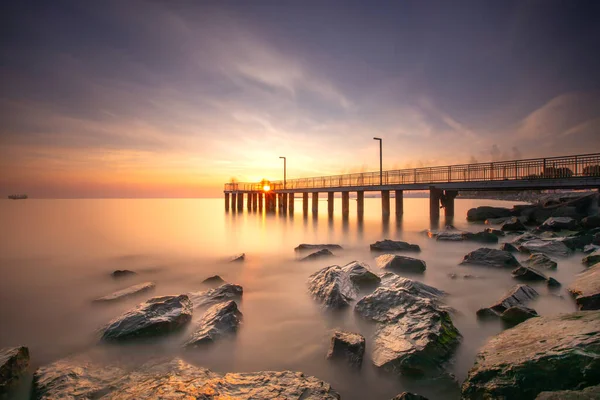 海の審美的な桟橋は 長い露出技術で撮影されました — ストック写真