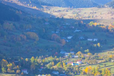 Savsat Bölgesi 'nde sonbahar sezonu. Artvin, Türkiye. Savsat Gözlem Terası 'ndan güzel bir sonbahar manzarası. Renkli vadi manzarası.