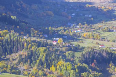 Savsat Bölgesi 'nde sonbahar sezonu. Artvin, Türkiye. Savsat Gözlem Terası 'ndan güzel bir sonbahar manzarası. Renkli vadi manzarası.