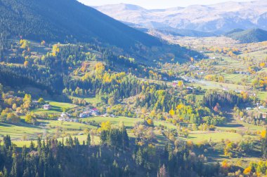 Savsat Bölgesi 'nde sonbahar sezonu. Artvin, Türkiye. Savsat Gözlem Terası 'ndan güzel bir sonbahar manzarası. Renkli vadi manzarası.