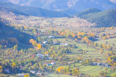 Savsat Bölgesi 'nde sonbahar sezonu. Artvin, Türkiye. Savsat Gözlem Terası 'ndan güzel bir sonbahar manzarası. Renkli vadi manzarası.