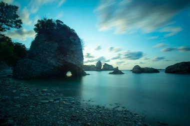 Akakese Sahili, İstanbul 'un il ilçesinden yaklaşık 17 km uzaklıktadır. Bir kıyı köyü olarak bilinen Akakese köyü hafta sonu İstanbullular tarafından takdir ediliyor..