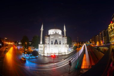 Pertevniyal Valide Sultan Camii ve şehir ışıkları. İstanbul 'un Aksaray bölgesinde şehir panoraması çekildi