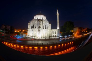 Pertevniyal Valide Sultan Camii ve şehir ışıkları. İstanbul 'un Aksaray bölgesinde şehir panoraması çekildi