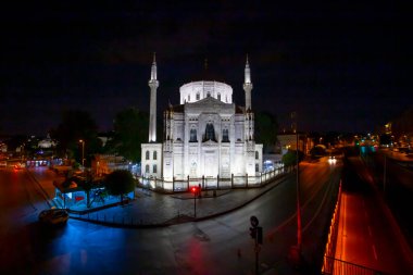 Pertevniyal Valide Sultan Camii ve şehir ışıkları. İstanbul 'un Aksaray bölgesinde şehir panoraması çekildi