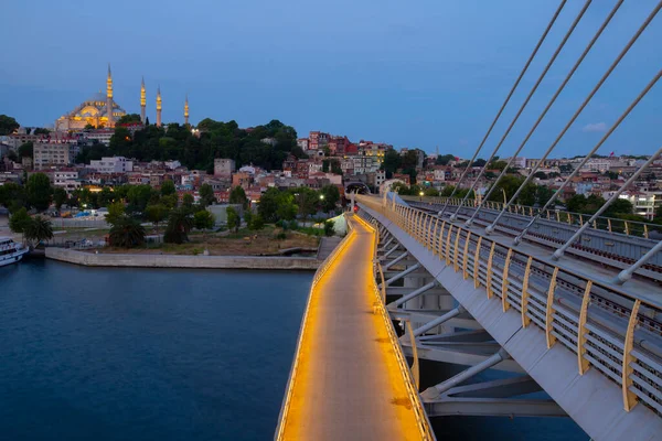 İstanbul 'da metro, Haliç yer istasyonu, Fatih ilçesi ve arkada Süleyman camisi, köprüde yürüyen insanlar, gün batımı