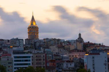 İstanbul 'daki Galata Kulesi' nin akşam görüntüsü. Gökyüzü manzaralı altın saat ve güzel güneş ışığı.
