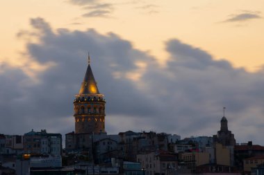 İstanbul 'daki Galata Kulesi' nin akşam görüntüsü. Gökyüzü manzaralı altın saat ve güzel güneş ışığı.