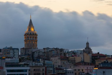 İstanbul 'daki Galata Kulesi' nin akşam görüntüsü. Gökyüzü manzaralı altın saat ve güzel güneş ışığı.