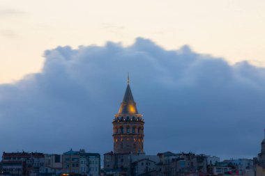 İstanbul 'daki Galata Kulesi' nin akşam görüntüsü. Gökyüzü manzaralı altın saat ve güzel güneş ışığı.