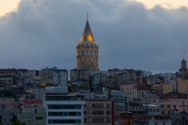 İstanbul 'daki Galata Kulesi' nin akşam görüntüsü. Gökyüzü manzaralı altın saat ve güzel güneş ışığı.