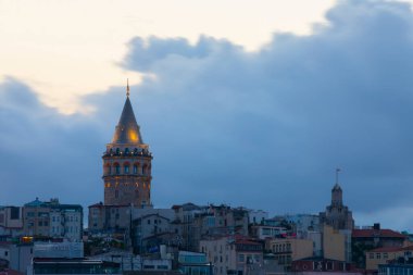 İstanbul 'daki Galata Kulesi' nin akşam görüntüsü. Gökyüzü manzaralı altın saat ve güzel güneş ışığı.