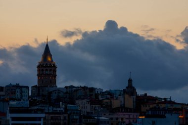 İstanbul 'daki Galata Kulesi' nin akşam görüntüsü. Gökyüzü manzaralı altın saat ve güzel güneş ışığı.
