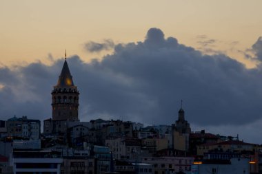 İstanbul 'daki Galata Kulesi' nin akşam görüntüsü. Gökyüzü manzaralı altın saat ve güzel güneş ışığı.