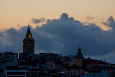 İstanbul 'daki Galata Kulesi' nin akşam görüntüsü. Gökyüzü manzaralı altın saat ve güzel güneş ışığı.