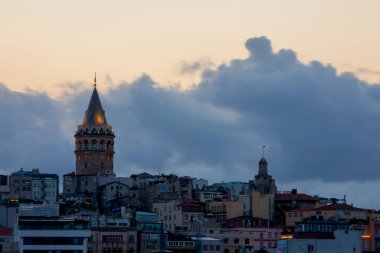 İstanbul 'daki Galata Kulesi' nin akşam görüntüsü. Gökyüzü manzaralı altın saat ve güzel güneş ışığı.
