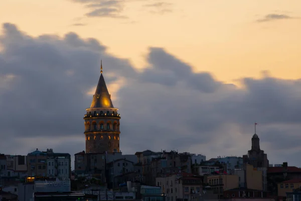土耳其伊斯坦布尔Galata塔的空中夜间拍摄 金光闪闪 阳光灿烂的地标景观 — 图库照片