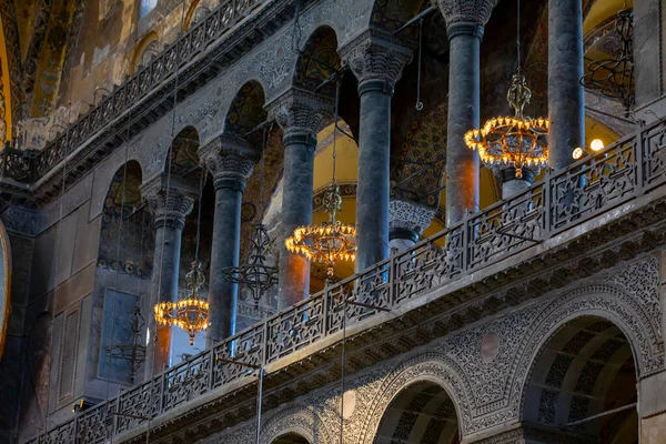 Sultanahmet 'teki Ayasofya Camii. Ayasofya 537 yılında inşa edildi..