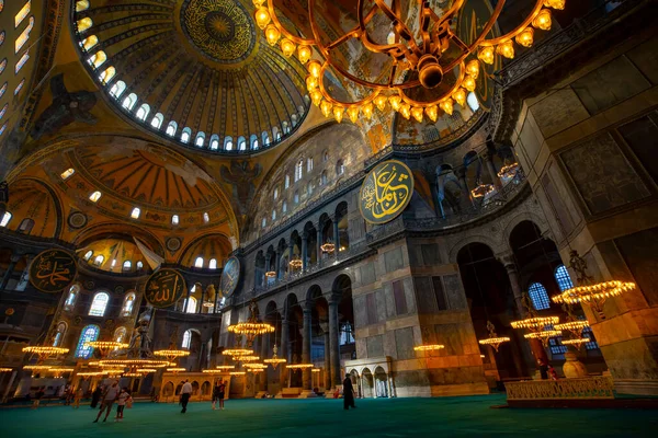 Sultanahmet 'teki Ayasofya Camii. Ayasofya 537 yılında inşa edildi..