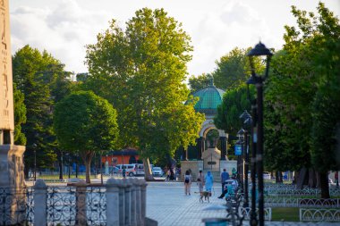 Eski Hippodrom 'un (Sultanahmet Meydanı) kuzey ucunda bulunan Alman Çeşmesi' nin geniş açılı görüntüsü, bir çardak çeşmesi, İstanbul, Türkiye.