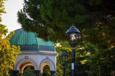 Eski Hippodrom 'un (Sultanahmet Meydanı) kuzey ucunda bulunan Alman Çeşmesi' nin geniş açılı görüntüsü, bir çardak çeşmesi, İstanbul, Türkiye.