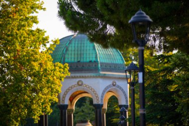 Eski Hippodrom 'un (Sultanahmet Meydanı) kuzey ucunda bulunan Alman Çeşmesi' nin geniş açılı görüntüsü, bir çardak çeşmesi, İstanbul, Türkiye.