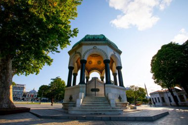 Eski Hippodrom 'un (Sultanahmet Meydanı) kuzey ucunda bulunan Alman Çeşmesi' nin geniş açılı görüntüsü, bir çardak çeşmesi, İstanbul, Türkiye.