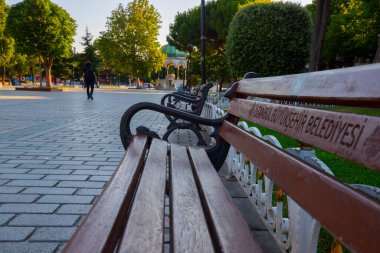 Eski Hippodrom 'un (Sultanahmet Meydanı) kuzey ucunda bulunan Alman Çeşmesi' nin geniş açılı görüntüsü, bir çardak çeşmesi, İstanbul, Türkiye.