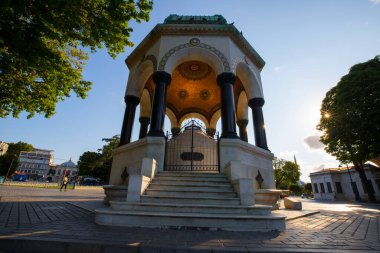 Eski Hippodrom 'un (Sultanahmet Meydanı) kuzey ucunda bulunan Alman Çeşmesi' nin geniş açılı görüntüsü, bir çardak çeşmesi, İstanbul, Türkiye.