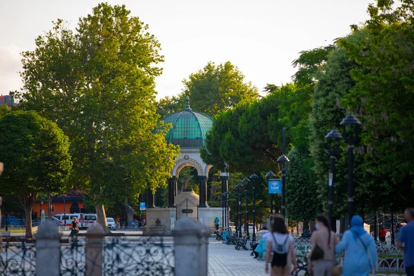 土耳其伊斯坦布尔老嬉皮士广场 Sultanahmet Square 北端的德国喷泉 一座钟楼式喷泉的广角图 — 图库照片