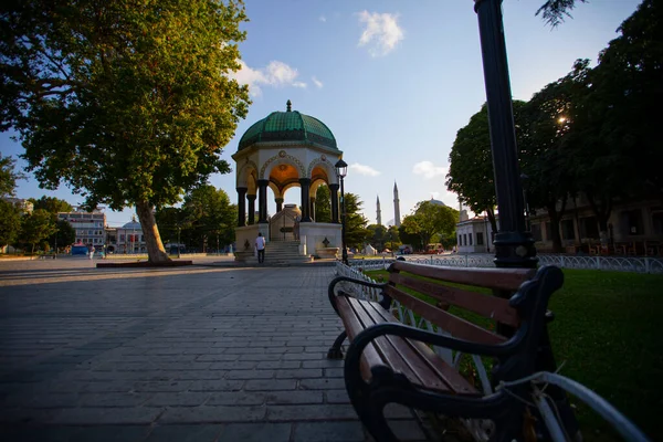 Eski Hippodrom 'un (Sultanahmet Meydanı) kuzey ucunda bulunan Alman Çeşmesi' nin geniş açılı görüntüsü, bir çardak çeşmesi, İstanbul, Türkiye.