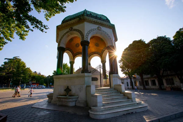 Eski Hippodrom 'un (Sultanahmet Meydanı) kuzey ucunda bulunan Alman Çeşmesi' nin geniş açılı görüntüsü, bir çardak çeşmesi, İstanbul, Türkiye.