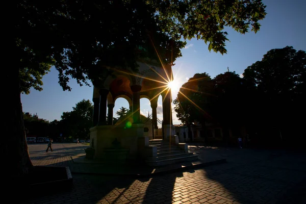 土耳其伊斯坦布尔老嬉皮士广场 Sultanahmet Square 北端的德国喷泉 一座钟楼式喷泉的广角图 — 图库照片