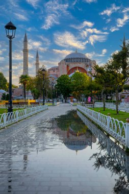Ayasofya, günbatımında İstanbul 'un tarihi bir simgesidir. Türk Camii 'nin panoramik manzarası. Ayasofya Bizans İmparatorluğu 'nun en büyük Hristiyan tapınağıydı..