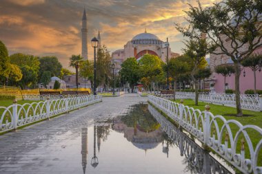 Ayasofya, günbatımında İstanbul 'un tarihi bir simgesidir. Türk Camii 'nin panoramik manzarası. Ayasofya Bizans İmparatorluğu 'nun en büyük Hristiyan tapınağıydı..