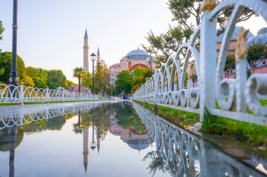 Ayasofya, günbatımında İstanbul 'un tarihi bir simgesidir. Türk Camii 'nin panoramik manzarası. Ayasofya Bizans İmparatorluğu 'nun en büyük Hristiyan tapınağıydı..