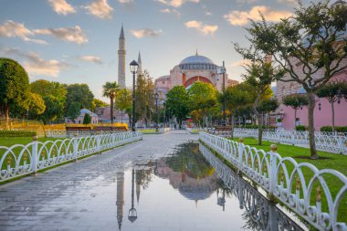 Ayasofya, günbatımında İstanbul 'un tarihi bir simgesidir. Türk Camii 'nin panoramik manzarası. Ayasofya Bizans İmparatorluğu 'nun en büyük Hristiyan tapınağıydı..
