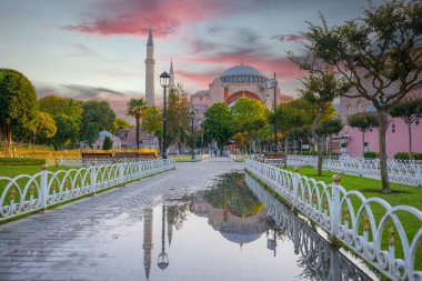 Ayasofya, günbatımında İstanbul 'un tarihi bir simgesidir. Türk Camii 'nin panoramik manzarası. Ayasofya Bizans İmparatorluğu 'nun en büyük Hristiyan tapınağıydı..